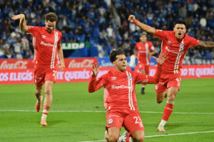 Lee más sobre el artículo Dos fogonazos de Hernán López Muñoz, Argentinos Juniors venció a Vélez y se metió en cuartos