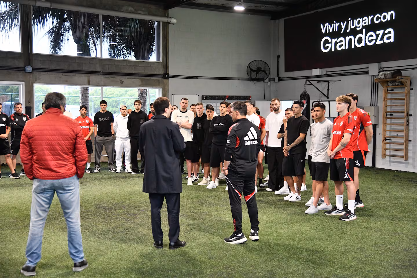 En este momento estás viendo En la previa del Superclásico, Stefano Di Carlo visitó al plantel de River y se reunió con Gallardo