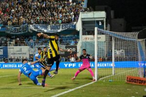 Lee más sobre el artículo Estudiantes (RC) venció 2-0 a Madryn y quedó a un paso del ascenso a Primera.