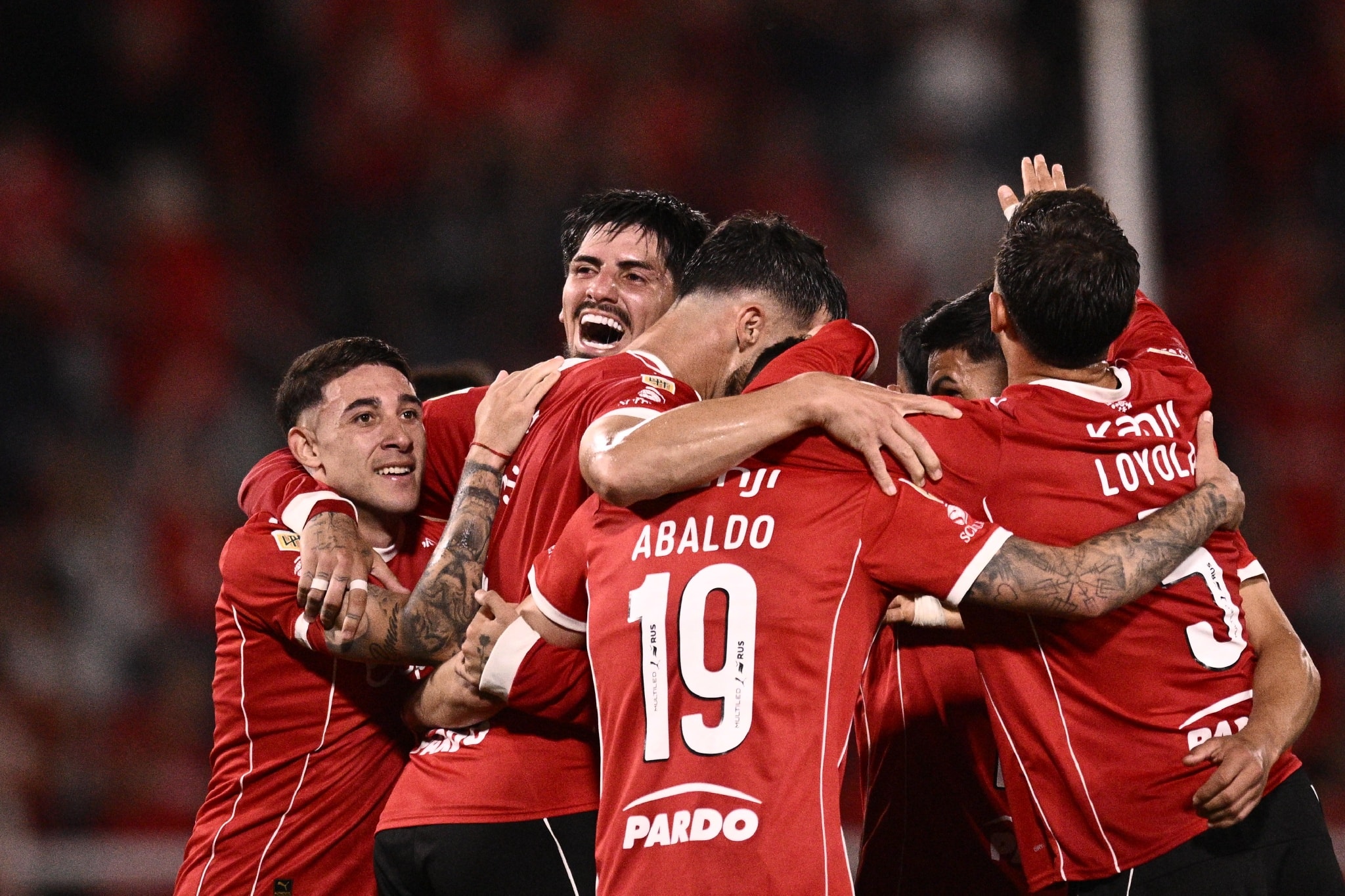 En este momento estás viendo Independiente goleó a Atlético Tucumán en Avellaneda y mantiene vivas las chances de clasificación