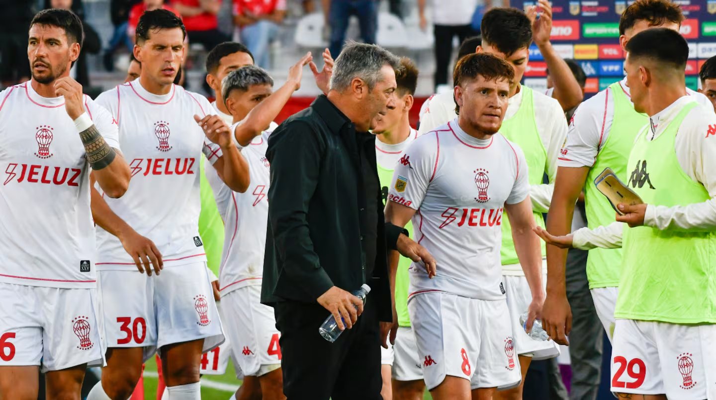 En este momento estás viendo Tras el escándalo con Barracas y la amenaza del árbitro, Kudelka presentó la renuncia como DT de Huracán