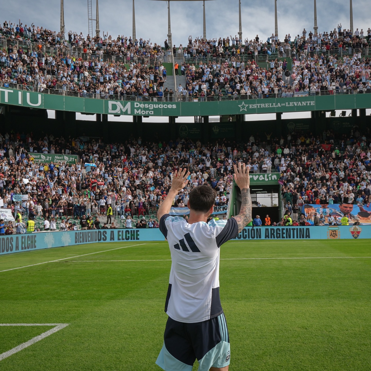 En este momento estás viendo ¡Una multitud argentina copó Elche para ver a la Scaloneta en acción!
