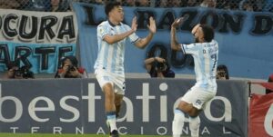 Lee más sobre el artículo En un partidazo, Racing derrotó 3-2 a River y lo eliminó en los octavos del Torneo Clausura