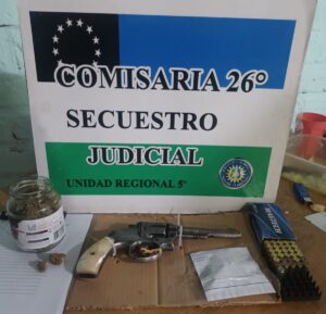 Lee más sobre el artículo Secuestran un arma de fuego, municiones y marihuana durante un allanamiento en Fernández Oro