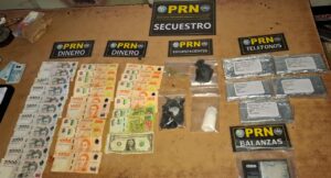 Lee más sobre el artículo Video. Una denuncia al 0800 Drogas permitió desbaratar un kiosco narco en el barrio Anai Mapu