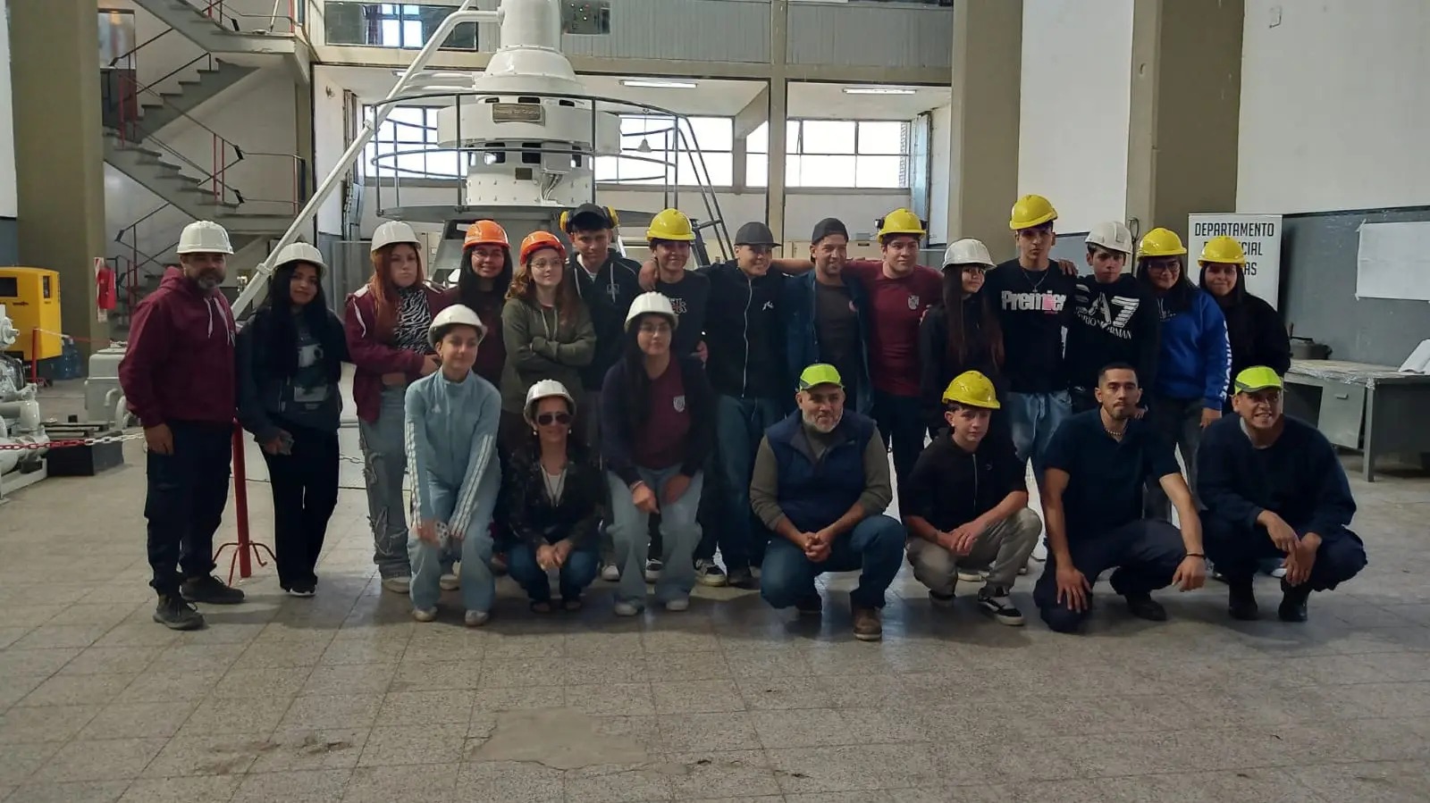 En este momento estás viendo Energía limpia: estudiantes visitan centrales hidroeléctricas de Río Negro