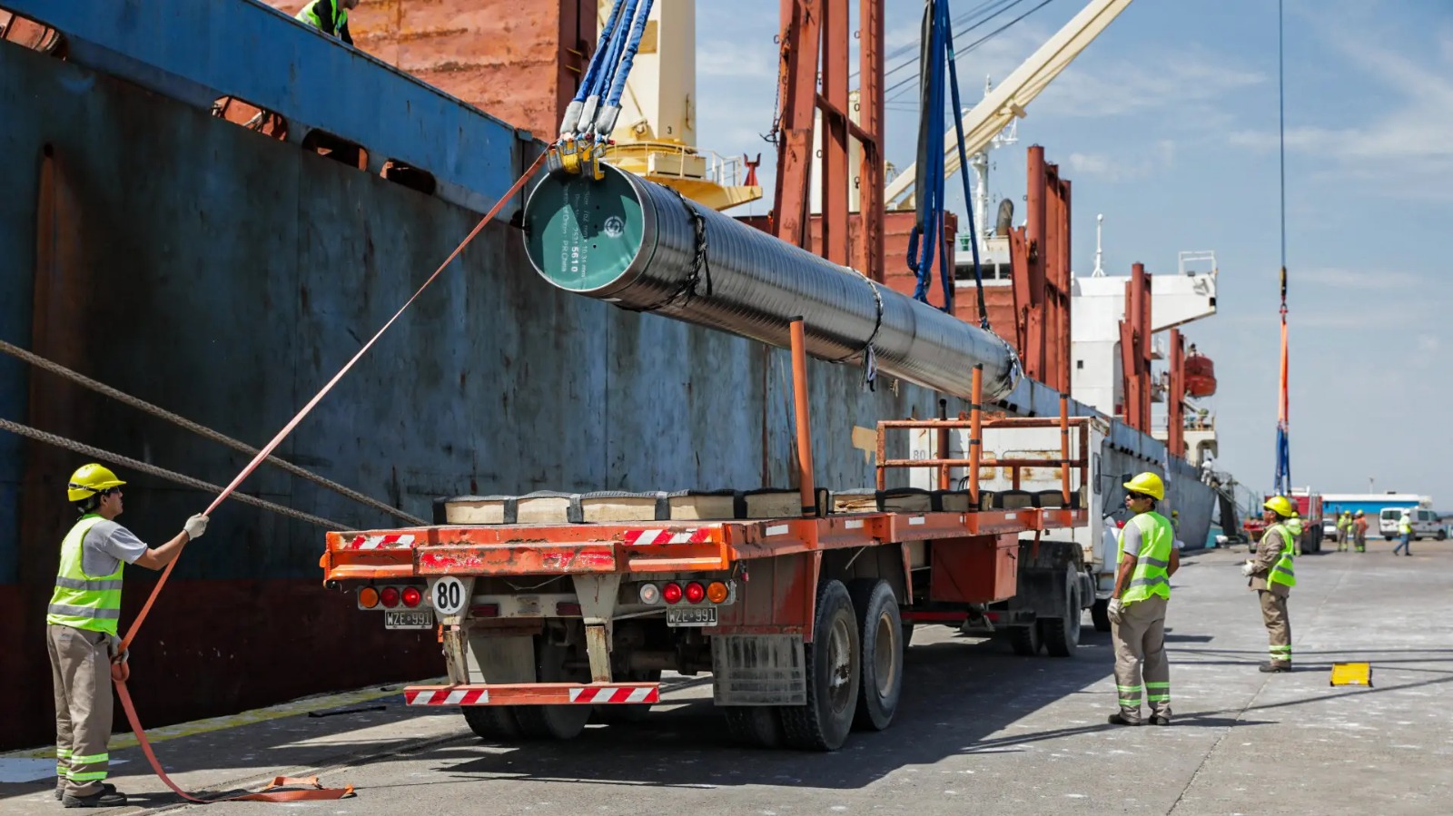 Lee más sobre el artículo GNL: comenzó la descarga de caños en el puerto de San Antonio Este