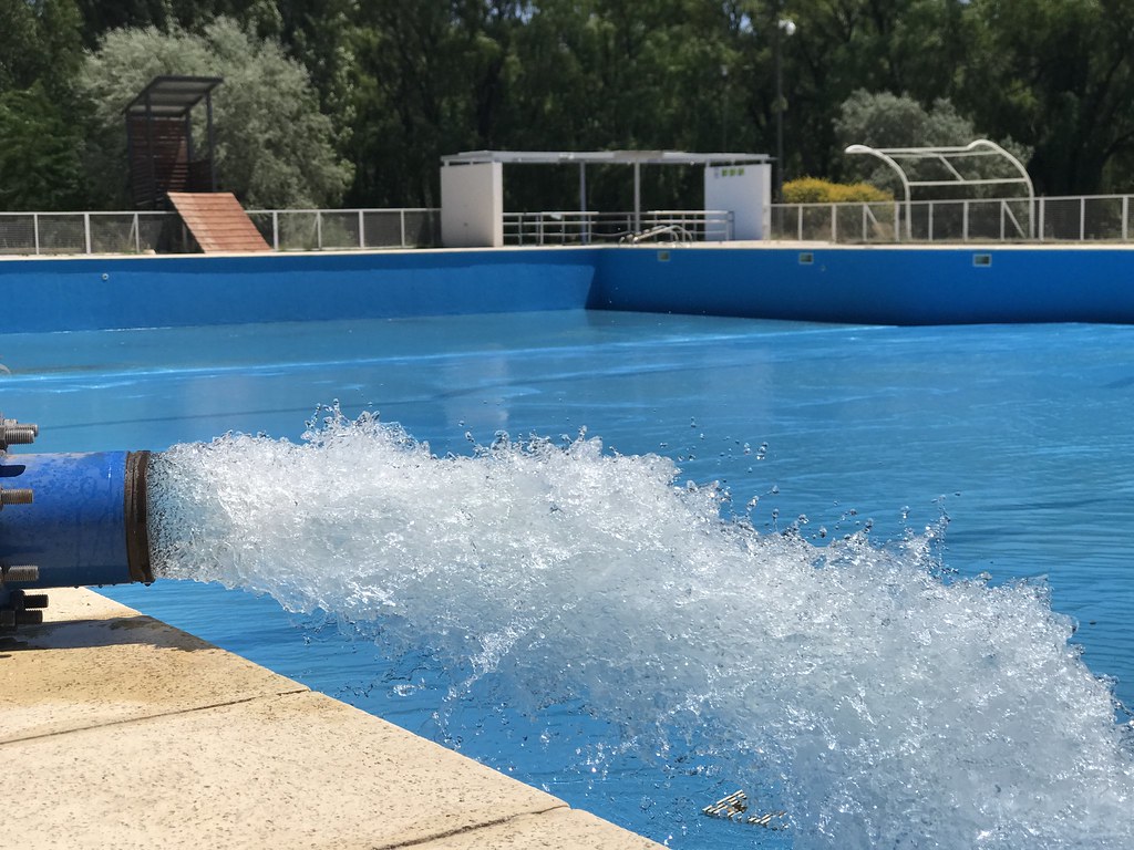 Lee más sobre el artículo Avanza el mantenimiento y mejoramiento del natatorio municipal de la Isla Jordán