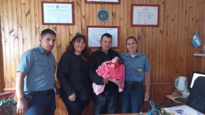 Lee más sobre el artículo Rápida intervención policial salvó la vida de una bebé en Sierra Grande