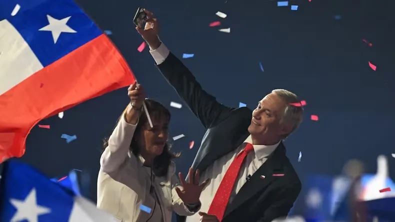 Lee más sobre el artículo El derechista José Antonio Kast supera por casi 20 puntos a Jeannette Jara y será el próximo presidente de Chile