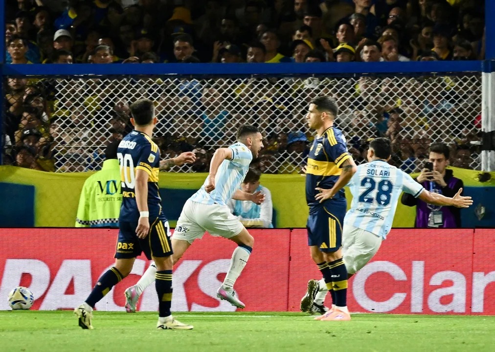 Lee más sobre el artículo Racing dio el golpe en La Bombonera, eliminó a Boca y es finalista del Clausura