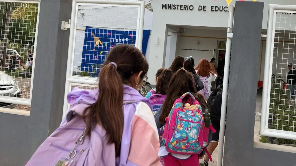 Provincia refuerza prevención del hostigamiento entre pares en escuelas