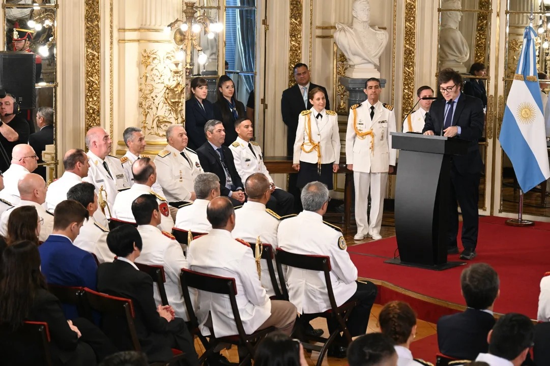 Lee más sobre el artículo Javier Milei encabeza la asunción de nuevos oficiales y entrega de sables en Casa Rosada