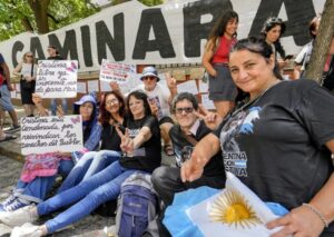 Lee más sobre el artículo La salud de Cristina Kirchner: militantes hicieron una vigilia y acampan en el Sanatorio Otamendi