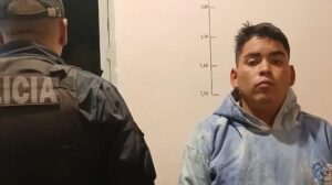 Lee más sobre el artículo Roca: dos policías heridos tras enfrentar un violento ataque con cuchillos
