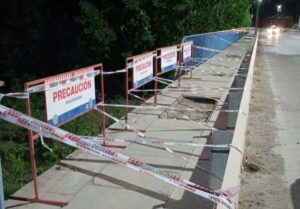 Lee más sobre el artículo Cayó una baranda del puente Centenario-Cinco Saltos y cerraron uno de los accesos peatonales