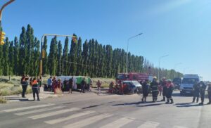 Lee más sobre el artículo Se recuperan los heridos tras el choque entre un minibus con niños y un auto en Ruta 22