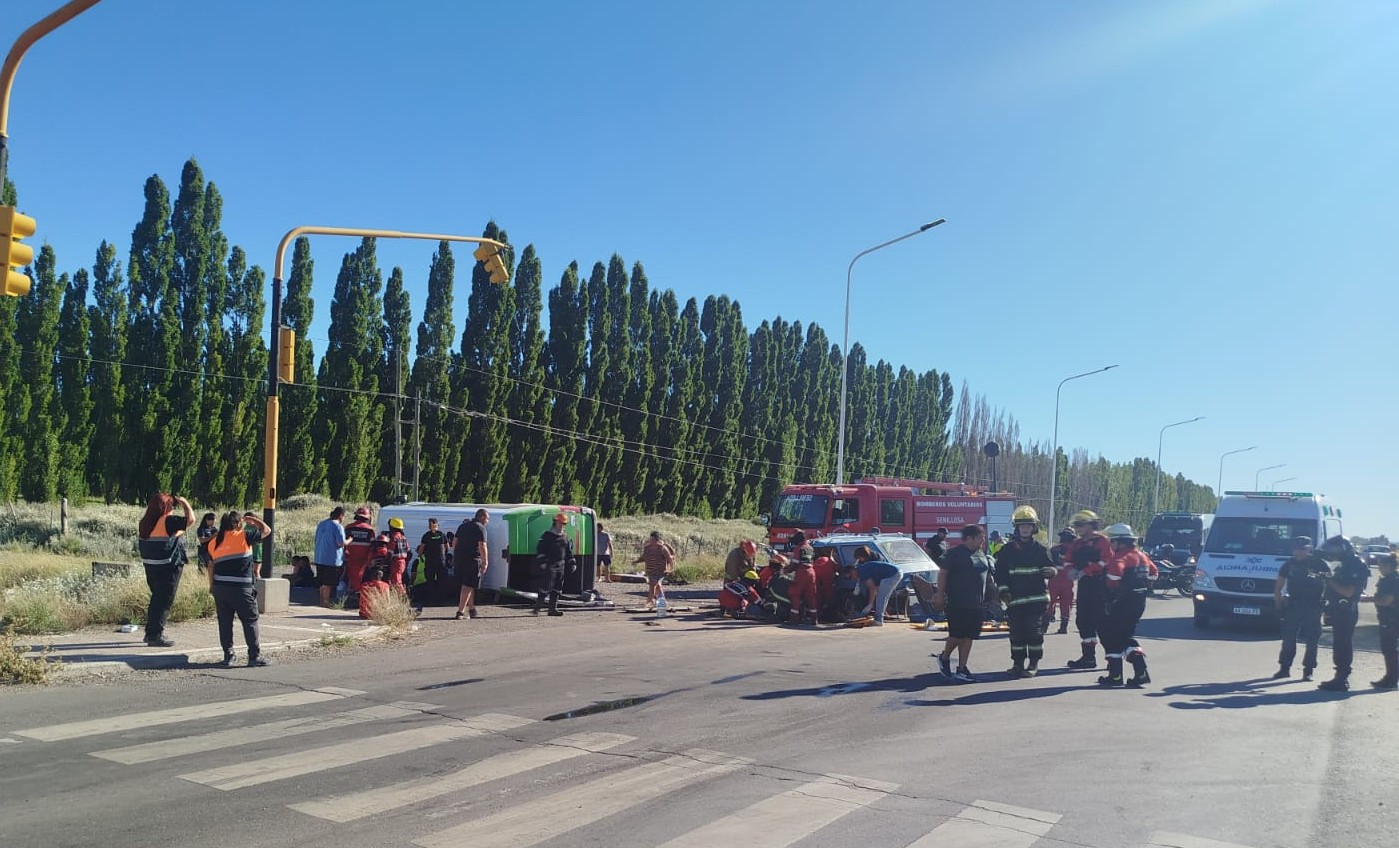 En este momento estás viendo Se recuperan los heridos tras el choque entre un minibus con niños y un auto en Ruta 22