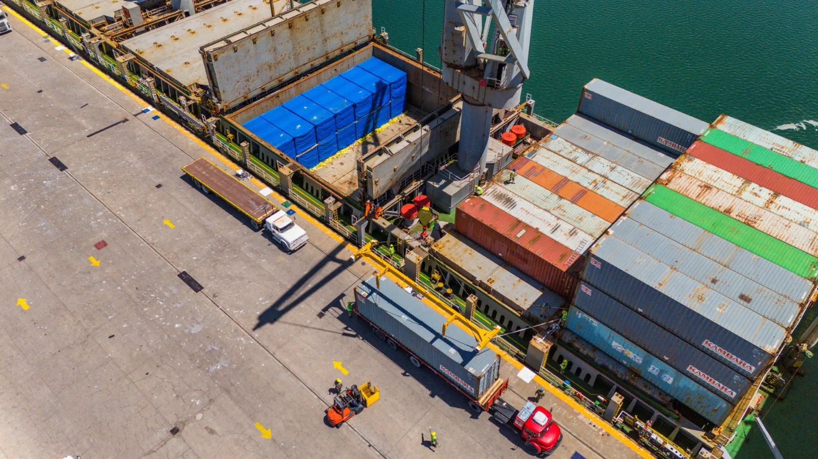 Lee más sobre el artículo VMOS: llegó el cargamento de módulos y contenedores para el obrador