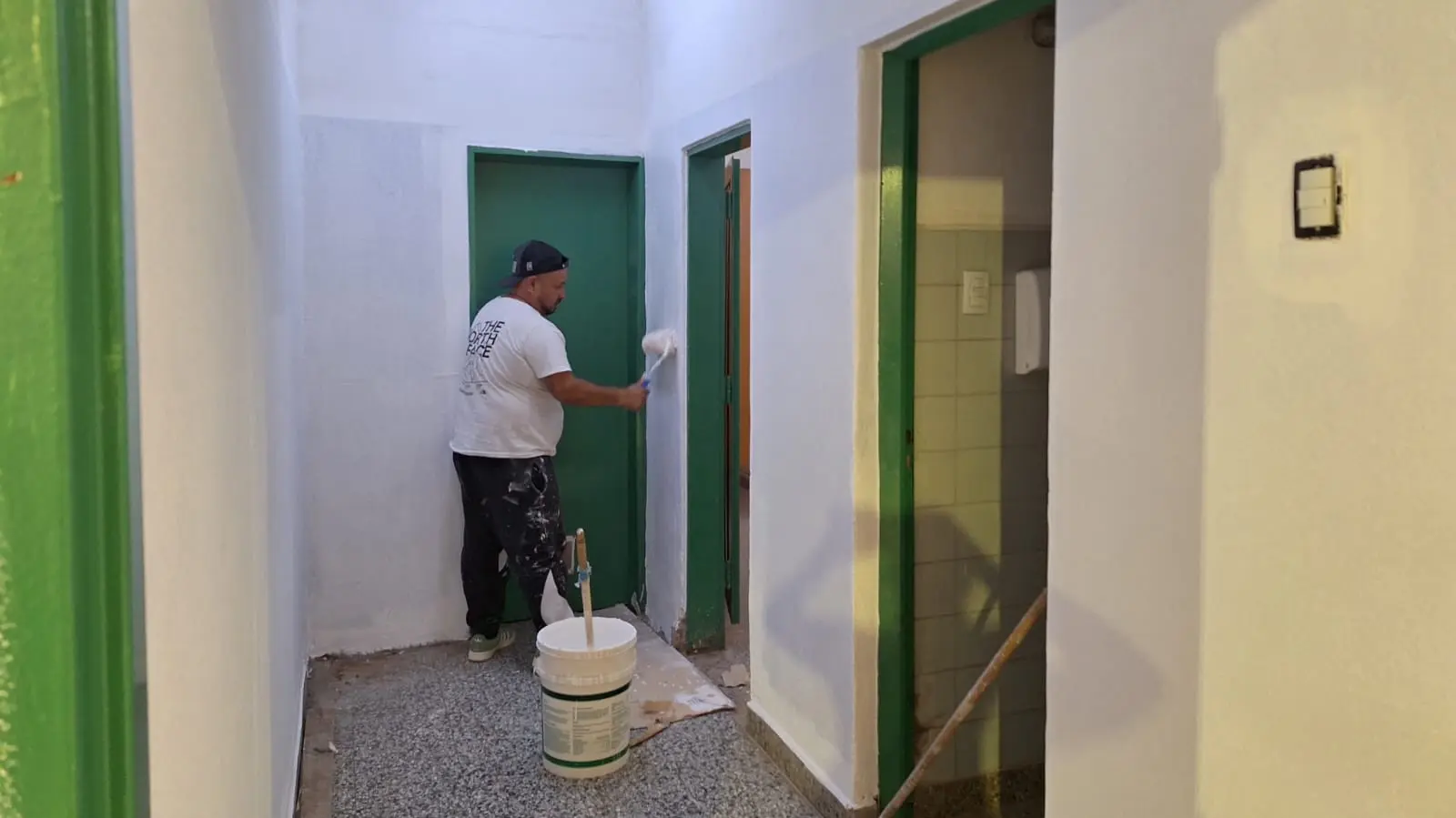 Lee más sobre el artículo Continúan los trabajos de mantenimiento en las escuelas de Cipolletti