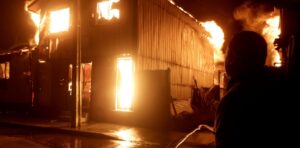 Lee más sobre el artículo Confirman 16 muertos por los incendios forestales en el sur de Chile: hay más de 50 mil evacuados y declaran el estado de catástrofe