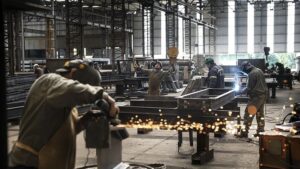 Lee más sobre el artículo Según el INDEC, el 15% de las empresas planea reducir su personal en el próximo trimestre