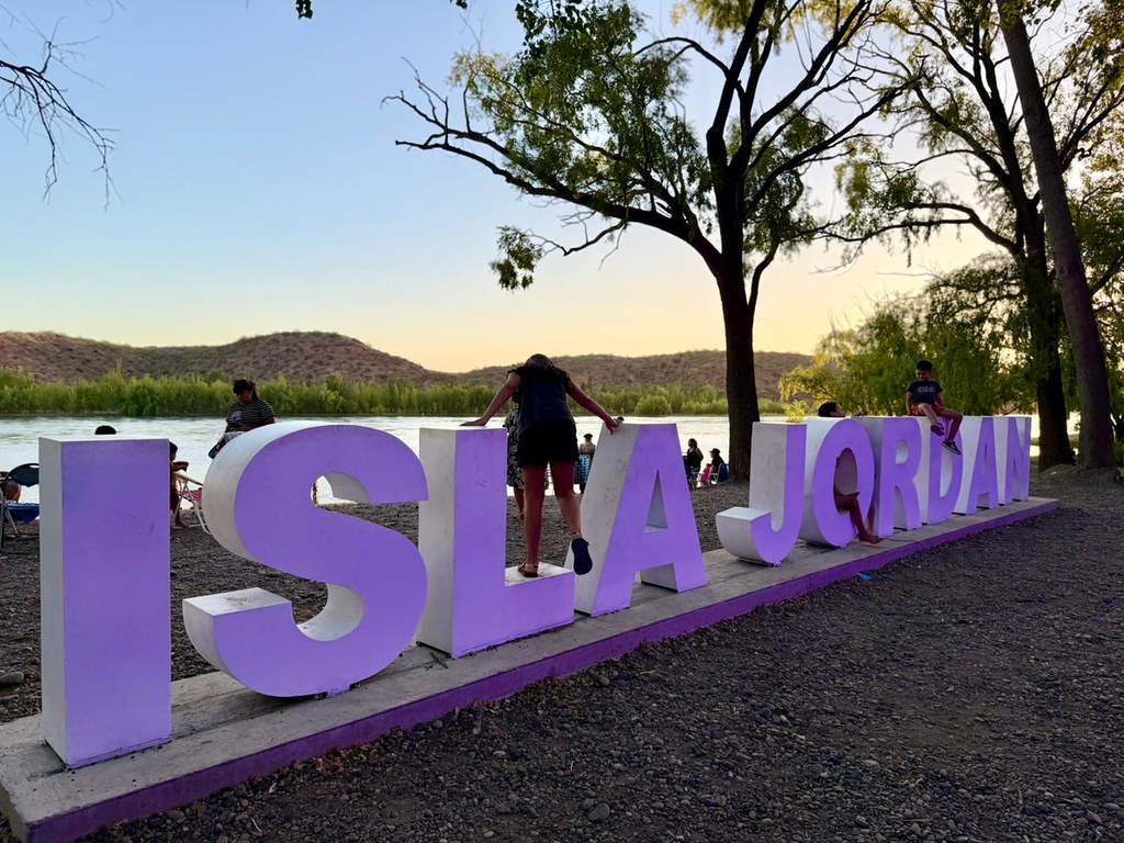 Lee más sobre el artículo La Isla Jordán, un clásico del verano para disfrutar en familia a orillas del Río Negro