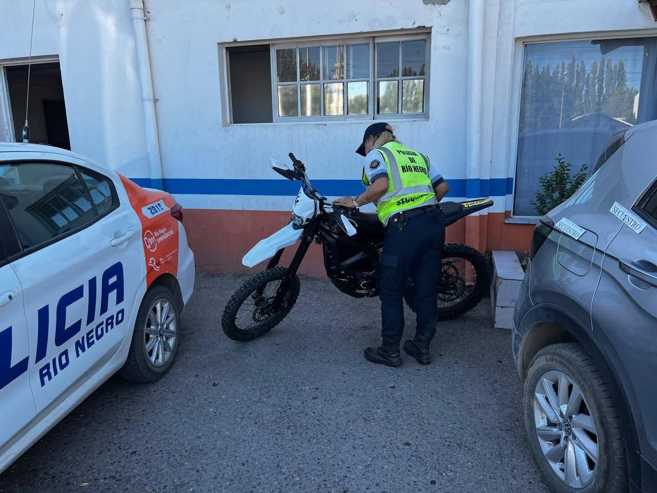 Lee más sobre el artículo Cipolletti: rápido accionar de Seguridad Vial permitió recuperar una moto, una mochila y un celular robados