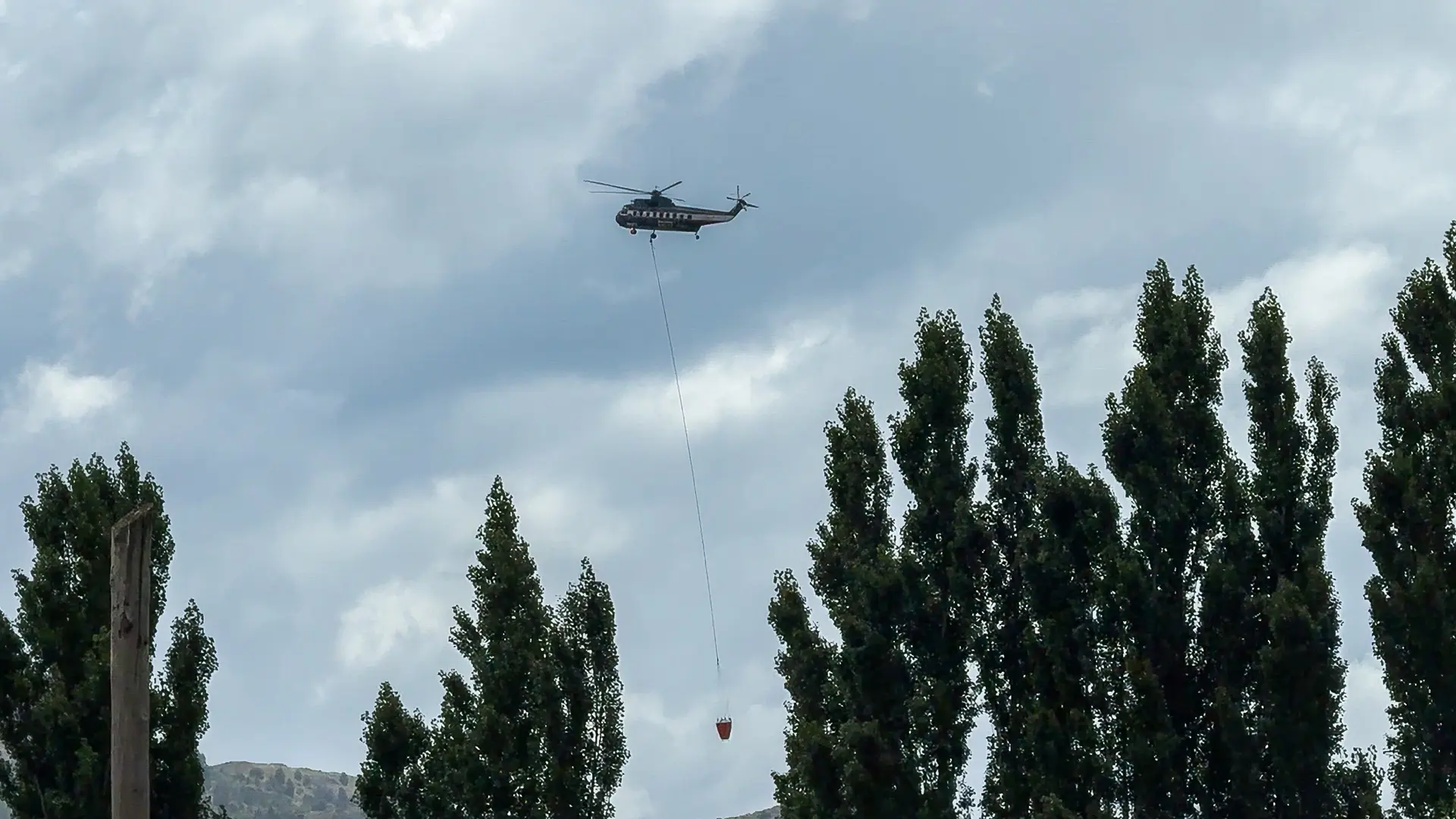 En este momento estás viendo Así opera el helicóptero de Río Negro en el combate del fuego en Chubut