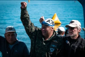 Lee más sobre el artículo 36 nadadores cruzaron el lago Nahuel Huapi en homenaje a los veteranos y héroes de Malvinas