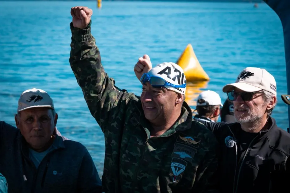 En este momento estás viendo 36 nadadores cruzaron el lago Nahuel Huapi en homenaje a los veteranos y héroes de Malvinas