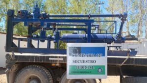 Lee más sobre el artículo Allanamiento en chacras de Cipolletti: un detenido por agredir a policías y tratar de impedir el secuestro de maquinaria