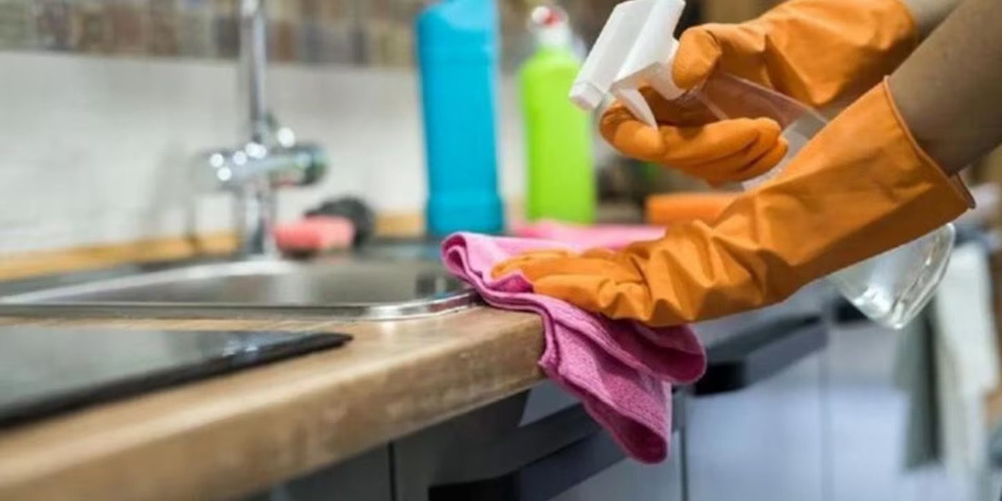 En este momento estás viendo Empleadas domésticas: acordaron aumentos para febrero y marzo con bono de hasta $20.000