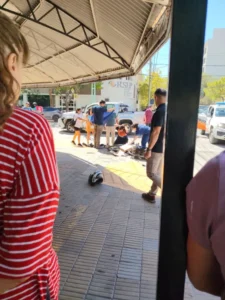 Lee más sobre el artículo Fuerte choque entre una camioneta y una moto dejó a un joven herido en el centro