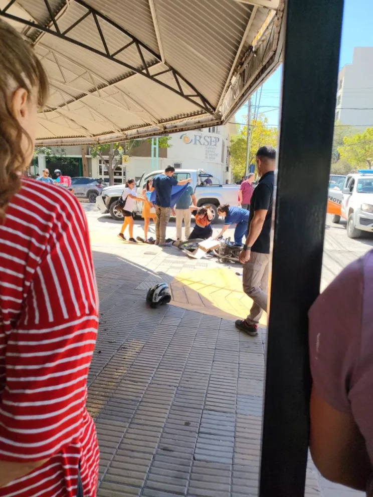 En este momento estás viendo Fuerte choque entre una camioneta y una moto dejó a un joven herido en el centro