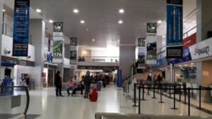 Lee más sobre el artículo Vuelos a Neuquén y Río Negro afectados por paro de controladores aéreos