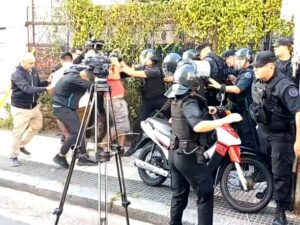 Lee más sobre el artículo Incidentes en el Congreso: detuvieron a un camarógrafo de A24 durante las protestas por la Ley de Glaciares