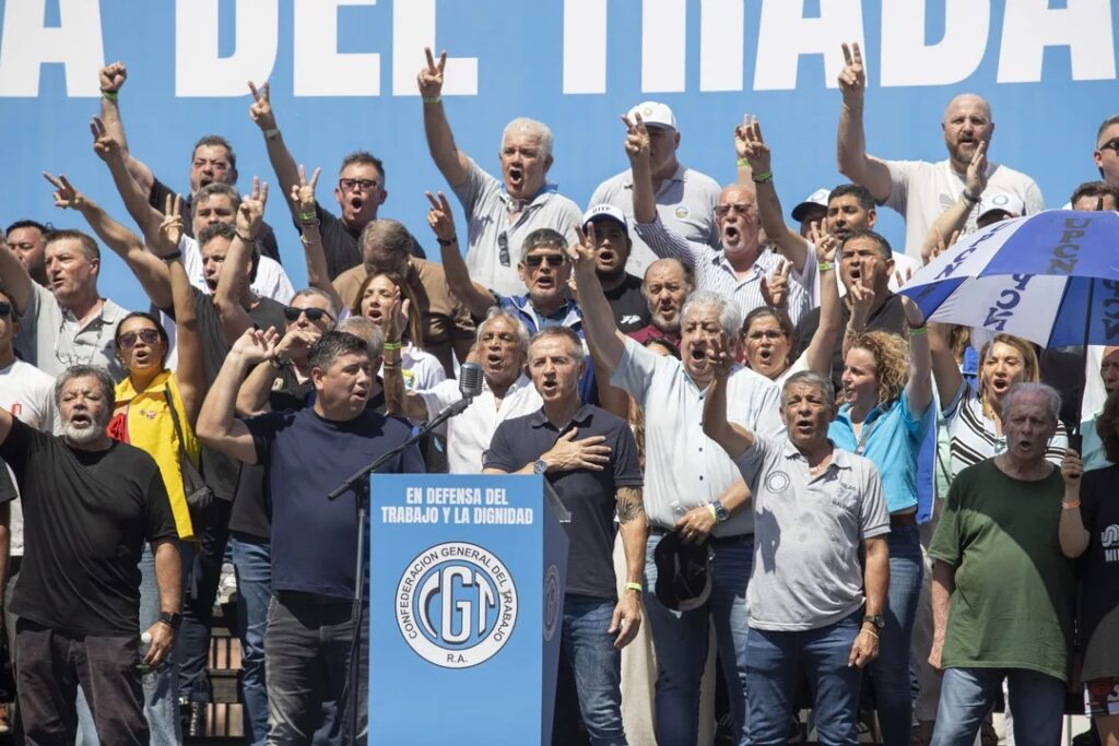 La CGT vuelve a mostrar su poder con una movilización multitudinaria por el Día del Trabajador