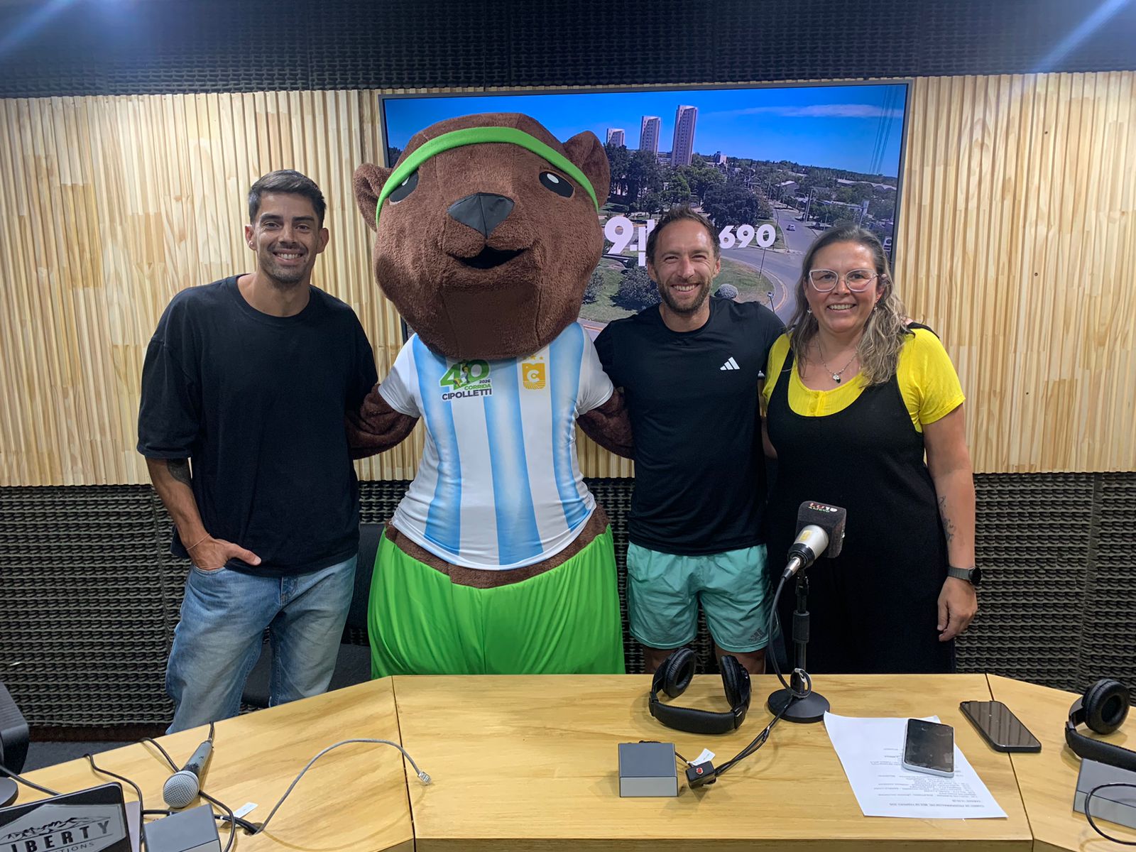 En este momento estás viendo Cipolito, la mascota de la 40° Corrida Ciudad de Cipolletti, visitó los estudios de LU19