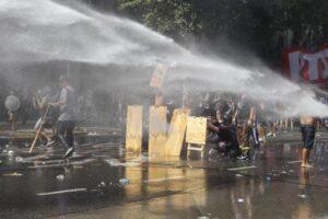 Lee más sobre el artículo Incidentes por la reforma laboral: gases, explosiones y detenidos en las afueras del Congreso