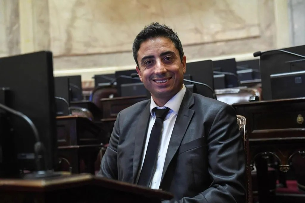 En este momento estás viendo Enzo Fullone calificó a los glaciares como “rocas congeladas que no sirven para nada”