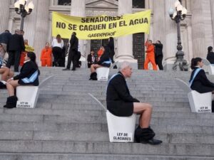 Lee más sobre el artículo Greenpeace se manifestó en el Congreso contra la reforma de la Ley de Glaciares: “No se caguen en el agua”