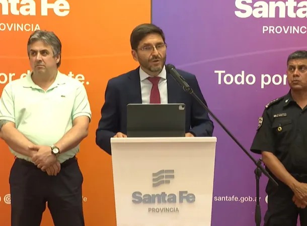 En este momento estás viendo Pullaro consideró “justo” el reclamo policial y prometió un aumento salarial en Santa Fe