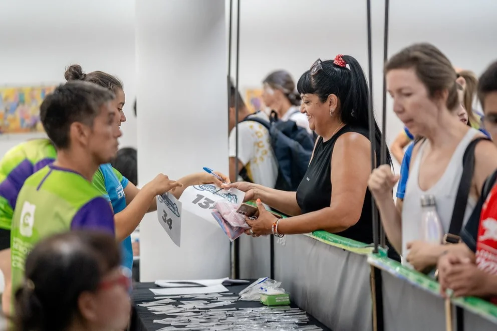 Lee más sobre el artículo Comienza la entrega de remeras y kits para la Corrida Ciudad de Cipolletti