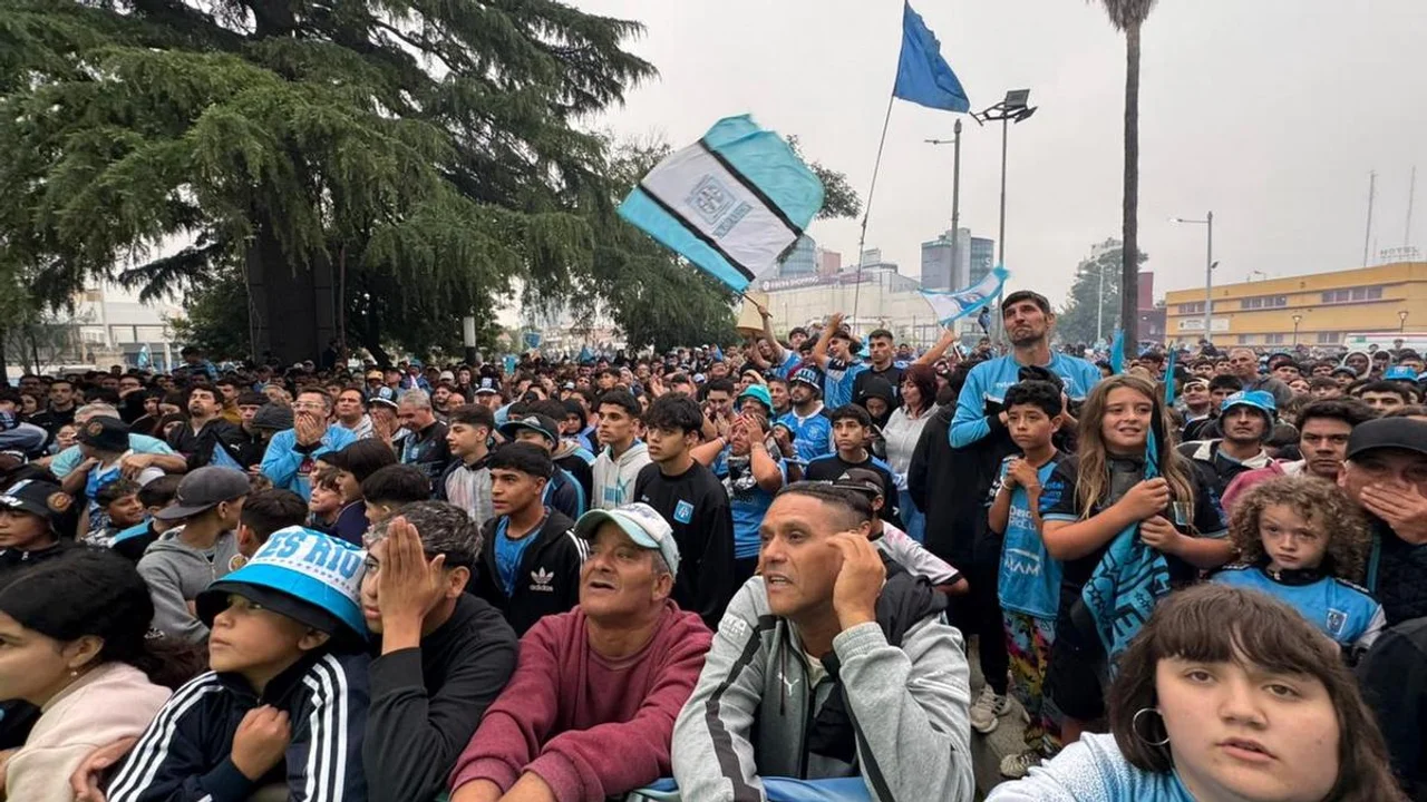 En este momento estás viendo Polémica: Estudiantes de Río Cuarto fijó precios de entradas hasta $350.000 para recibir a River