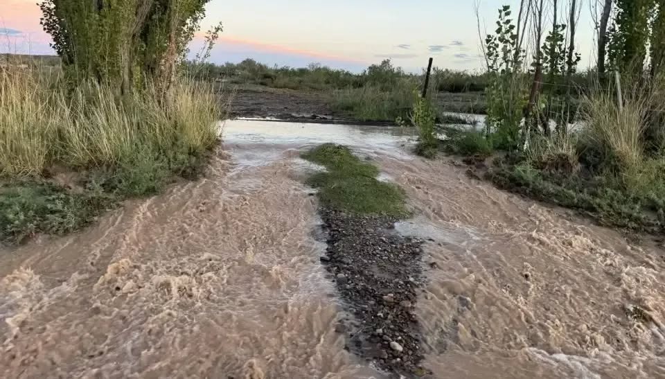 En este momento estás viendo Temporal y lluvias intensas dañaron rutas clave del Valle Medio: ya trabajan en su recuperación
