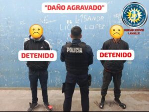 Lee más sobre el artículo Dos detenidos por apedrear un móvil policial en Viedma