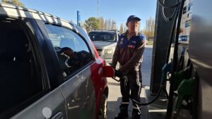 Lee más sobre el artículo Combustibles en alza: la volatilidad del petróleo empuja nuevos aumentos en Río Negro y Neuquén