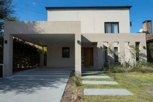 En este momento estás viendo Denuncian a Manuel Adorni por poseer una lujosa casa en un country exclusivo