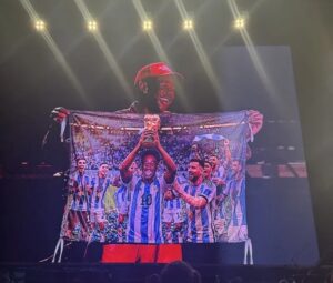 Lee más sobre el artículo Momento épico en el Lollapalooza 2026: el regalo “argentino” que enloqueció a Tyler, The Creator